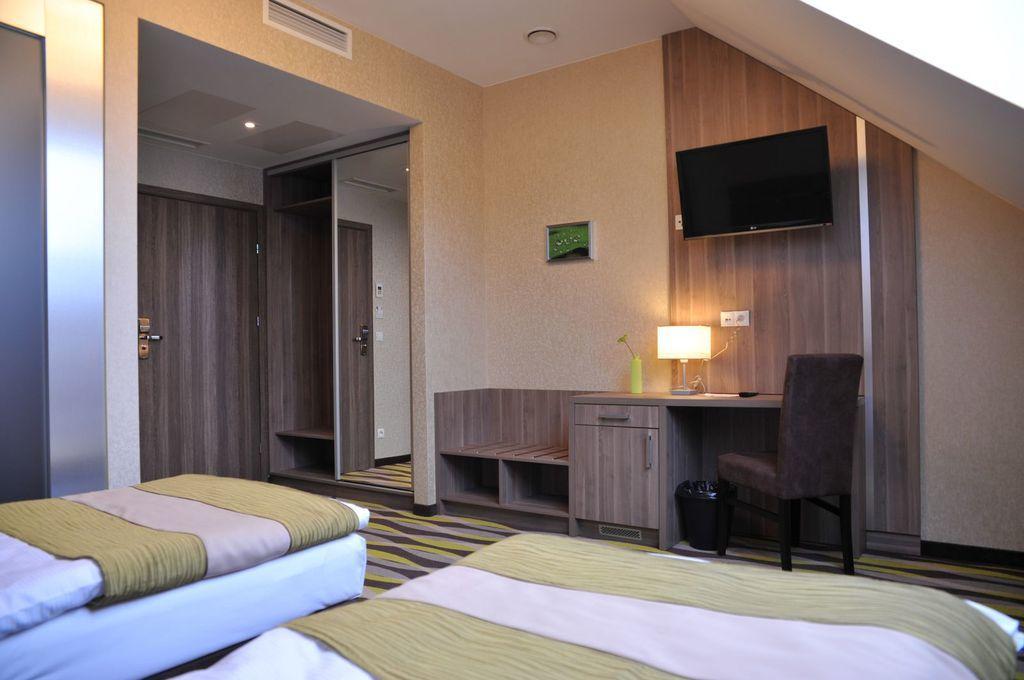 Oswald Arena Hotel Jemielnica Екстериор снимка